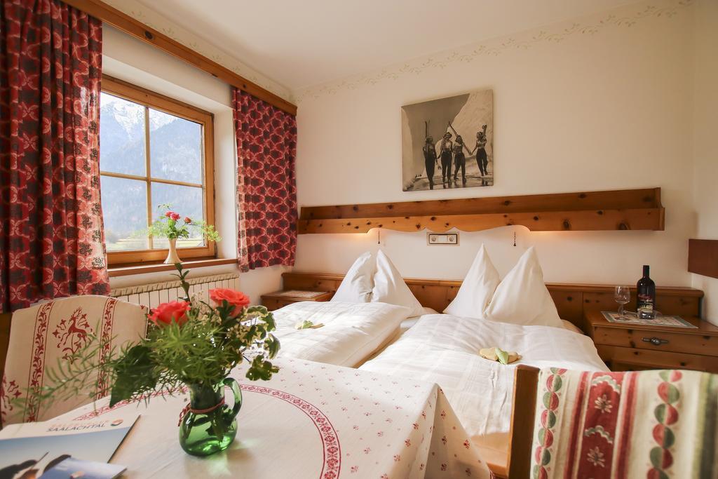 Haus Hohenwarter Hotell Lofer Rum bild